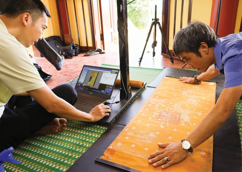  Master Le Viet Tuan, Head of Professional Affairs and Technology Department at Hue City General Library (right) during a Han-Nom (Sino-Nom) document digitization session with his colleague