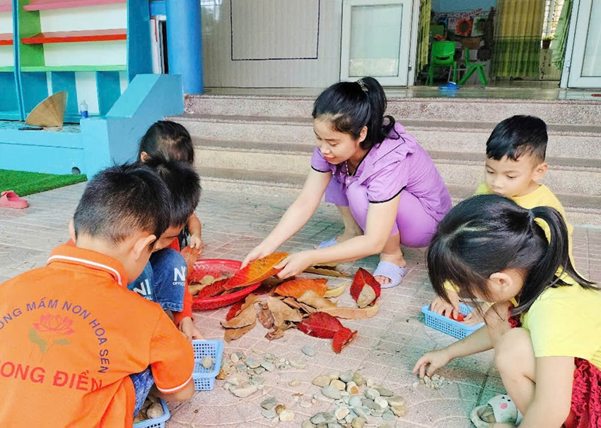 Cô Nguyễn Thị Hòe cùng các em nhỏ trong giờ học sáng tạo 