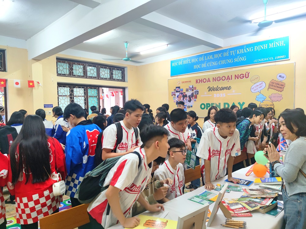 Hơn 2.300 học sinh Thành phố Huế tham gia Ngày hội Open day Trường Cao đẳng Huế