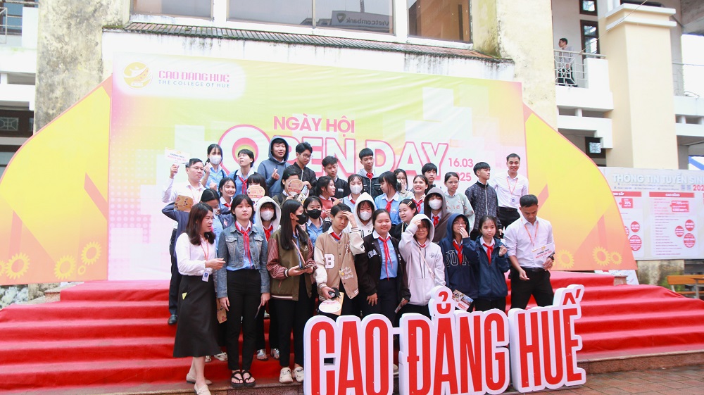 Hơn 2.300 học sinh Thành phố Huế tham gia Ngày hội Open day Trường Cao đẳng Huế