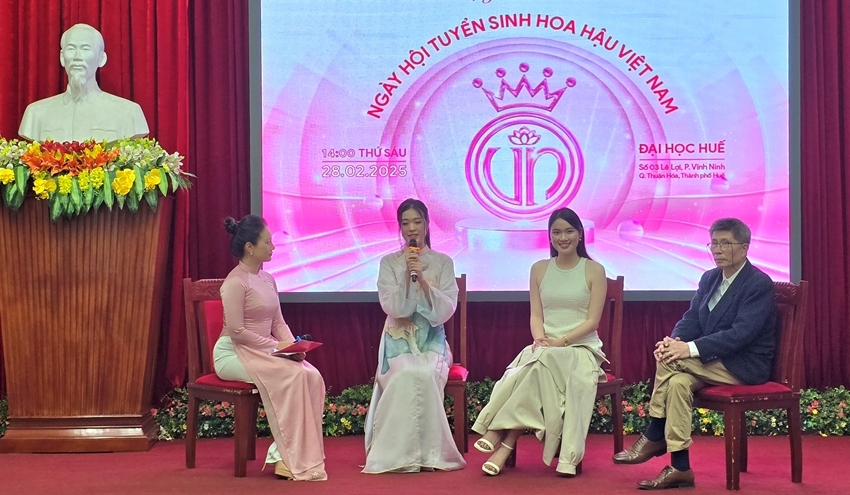 Exchanging experiences with contestants at the Registration day for Miss Vietnam 2024