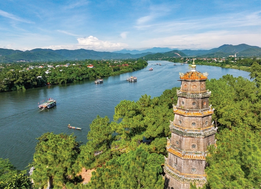The Huong River flowing towards the city – The section passing Thien Mu Pagoda