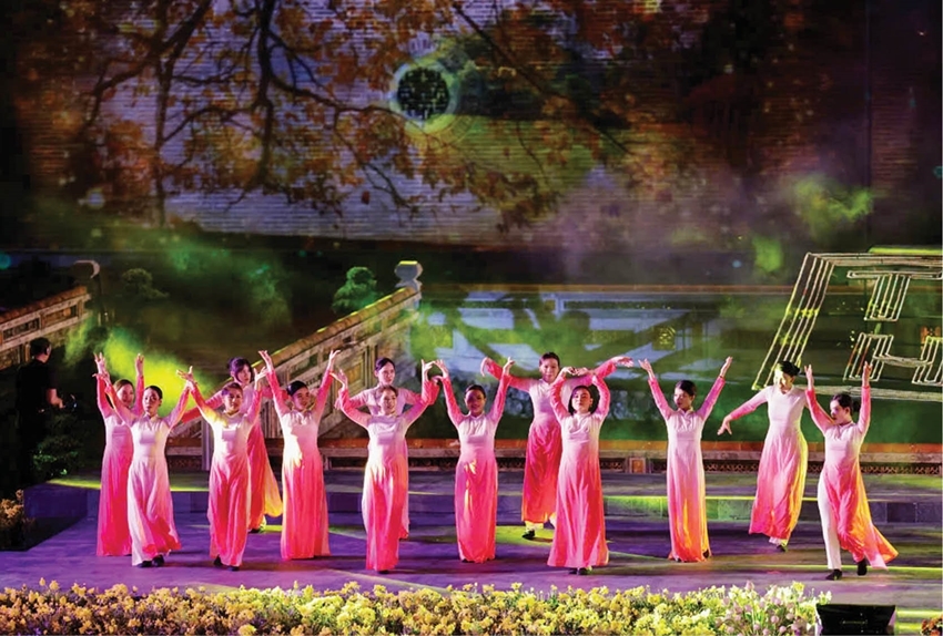 Ao dai Vietnam on the stage of Hue Festival. Photo: Hue Festival