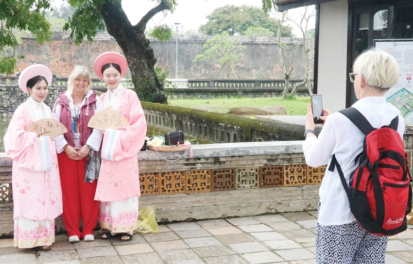 Western tourists are enthusiastically having photos with Vietnamese visitors