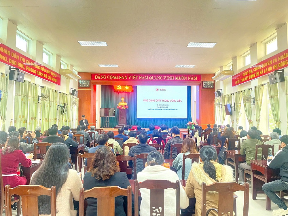 Toàn cảnh buổi tập huấn ứng dụng trí tuệ nhân tạo (AI) trong hoạt động Công đoàn tại Thị xã Phong Điền