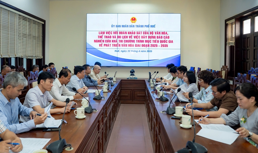  Các đại biểu tại buổi làm việc. Ảnh: V. BỐN