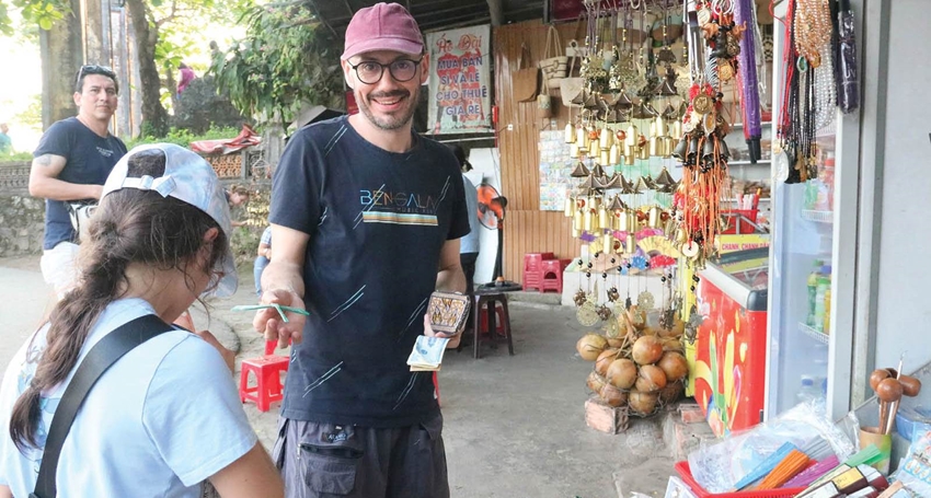  Khách nước ngoài mua quà lưu niệm ở Huế