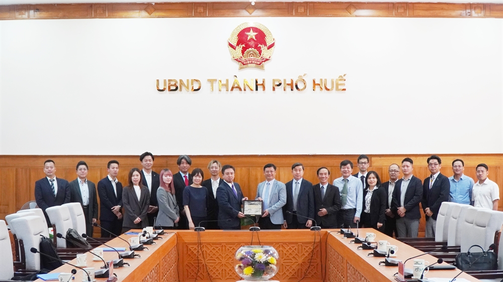 Phó Chủ tịch Thường trực UBND thành phố Nguyễn Thanh Bình tặng quà lưu niệm cho Đoàn doanh nghiệp tỉnh Fukui - Nhật Bản