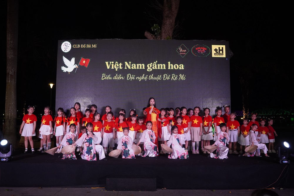 Thiếu nhi thành phố Huế và hoạt động hưởng ứng ngày hội thống nhất đất nước