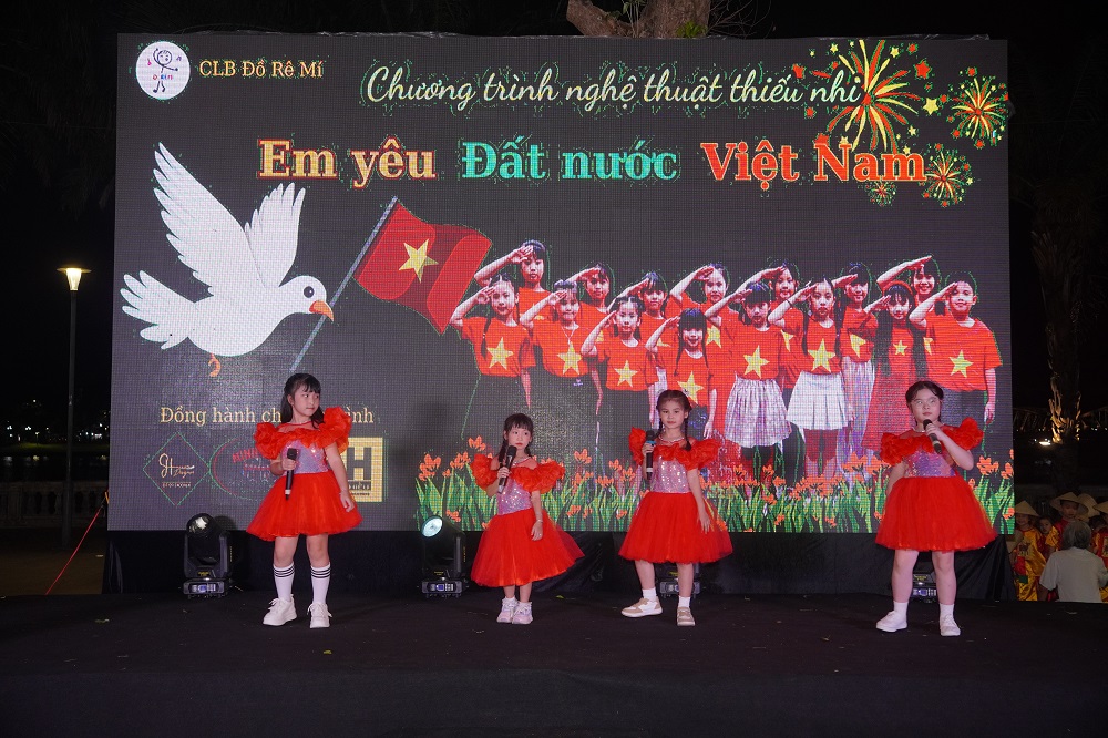 Thiếu nhi thành phố Huế và hoạt động hưởng ứng ngày hội thống nhất đất nước