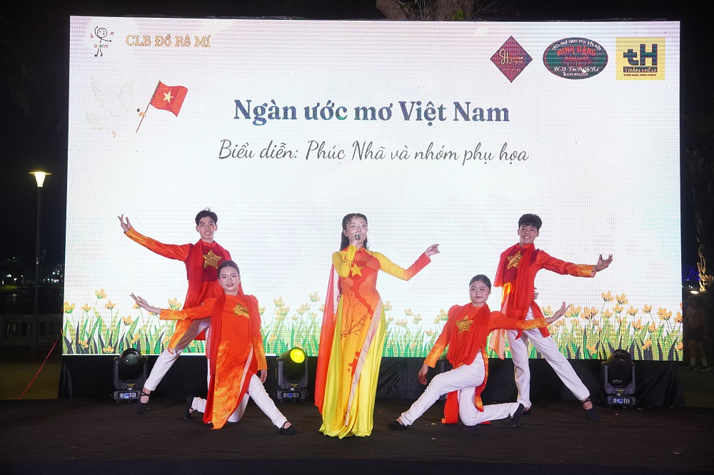 Thiếu nhi thành phố Huế và hoạt động hưởng ứng ngày hội thống nhất đất nước