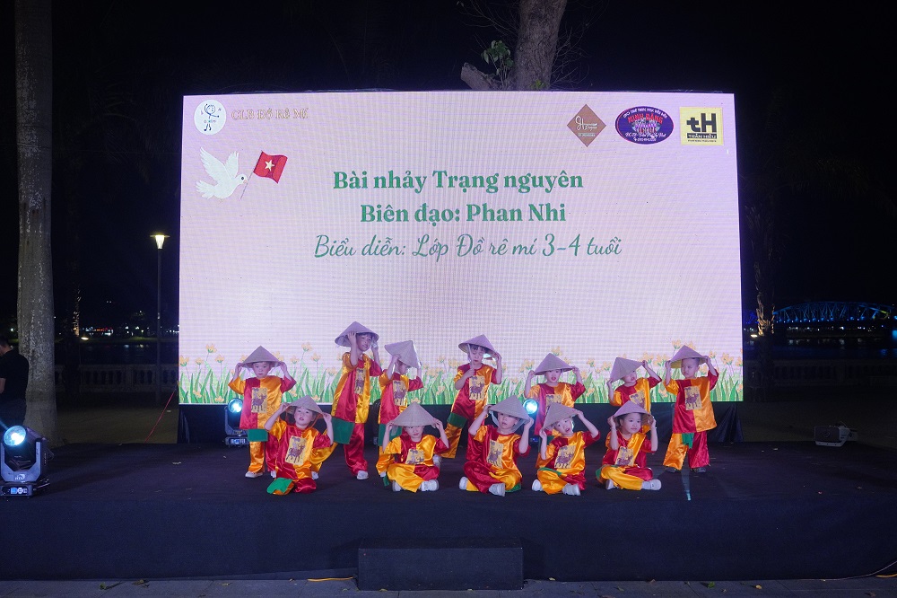 Thiếu nhi thành phố Huế và hoạt động hưởng ứng ngày hội thống nhất đất nước