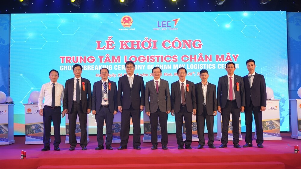 Các đại biểu chụp ảnh lưu niệm tại khởi công Trung tâm Logistics Chân Mây