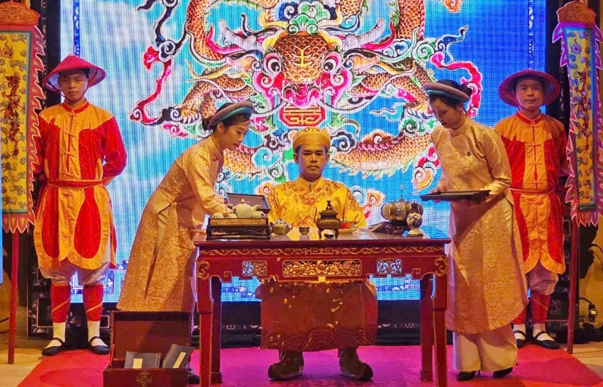Re-enacting the scene of the emperors hosting tea party for his mandarins at Di Nhien Duong Pavilion