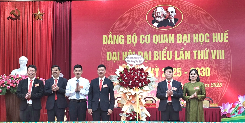 Đại diện đoàn thể ĐHH tặng hoa chúc mừng đại hội 