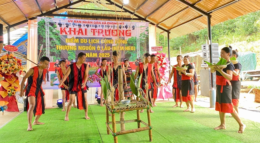  Những điệu múa của người dân bản địa nhân dịp lễ khai trương khu du lịch cộng đồng Hầm Heo
