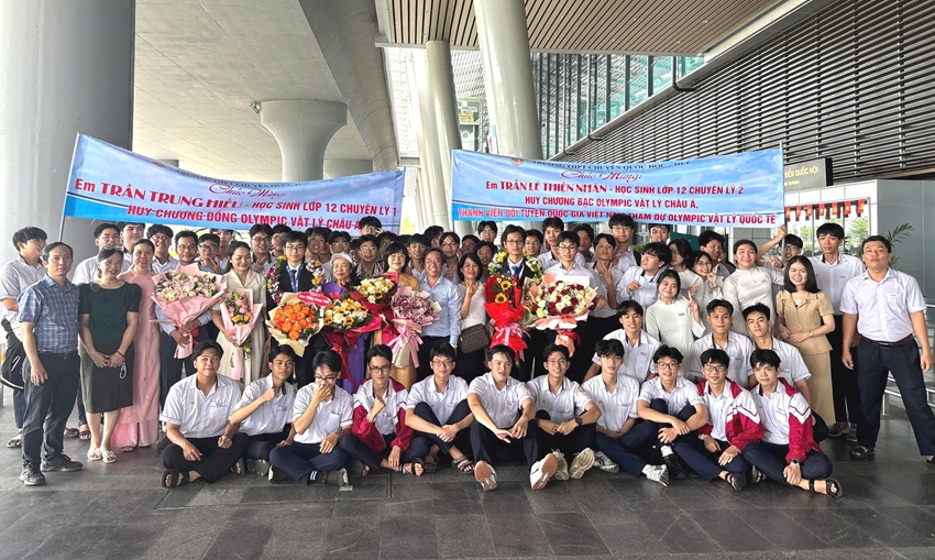 Thầy và trò Trường THPT chuyên Quốc Học – Huế  chào đón các học sinh đoạt giải