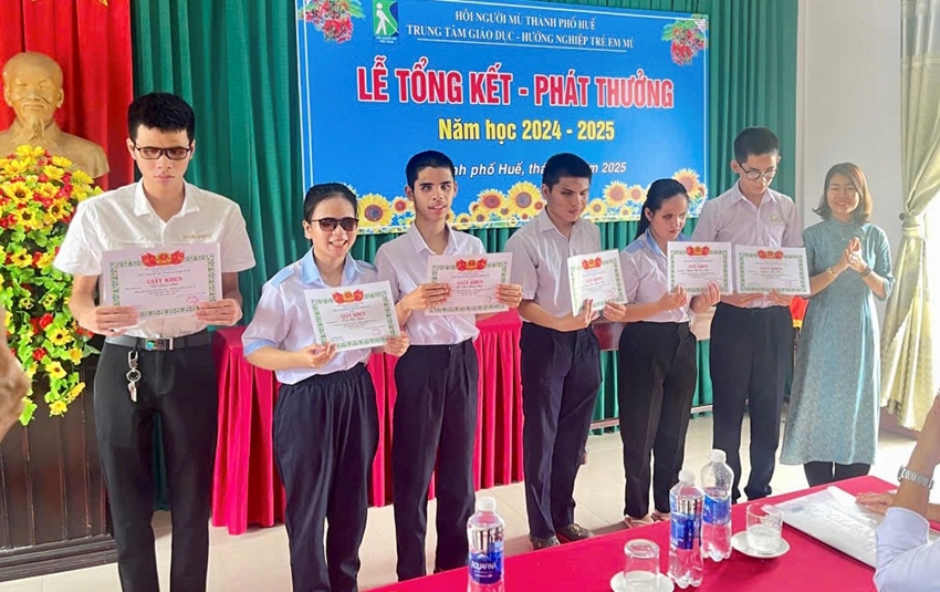 Khen thưởng, động viên học sinh khiếm thị đạt thành tích cao trong năm học 2024 - 2025 