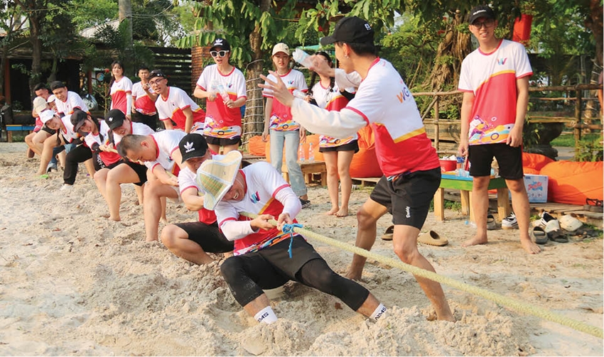  Trò chơi kéo co giữa các thành viên trong một đơn vị khi đi du lịch kết hợp team building 
