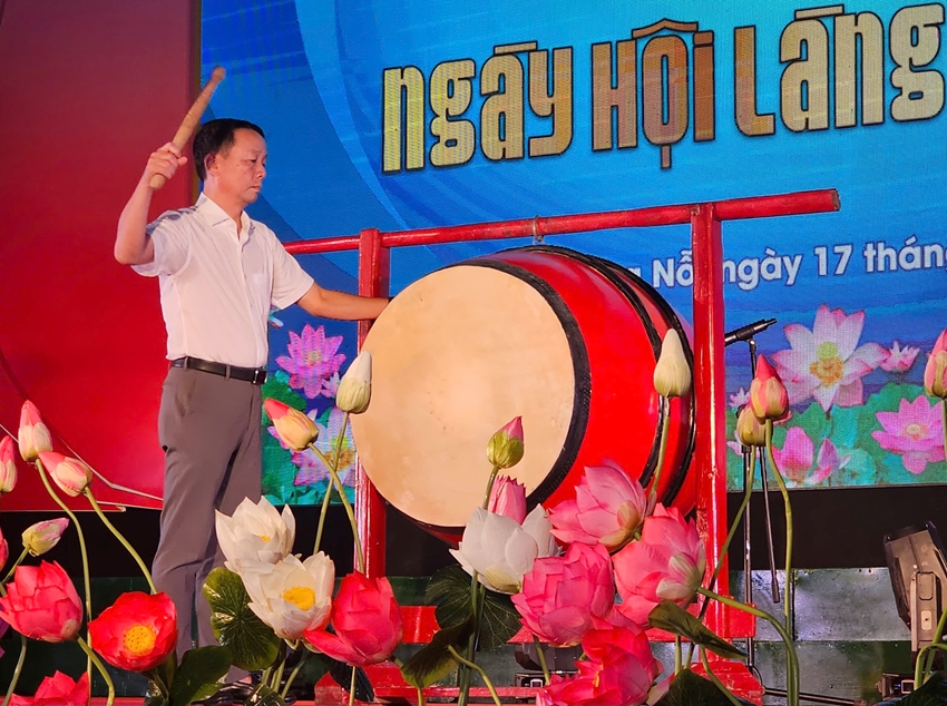 Bí thư Quận ủy Thuận Hóa Phan Thiên Định thực hiện nghi thức đánh trống khai hội 