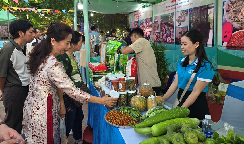 Gian hàng nông sản OCOP địa phương 