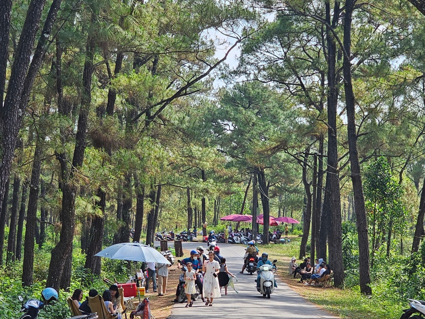  Dòng người đổ về đồi Thiên An trong sáng 2/5