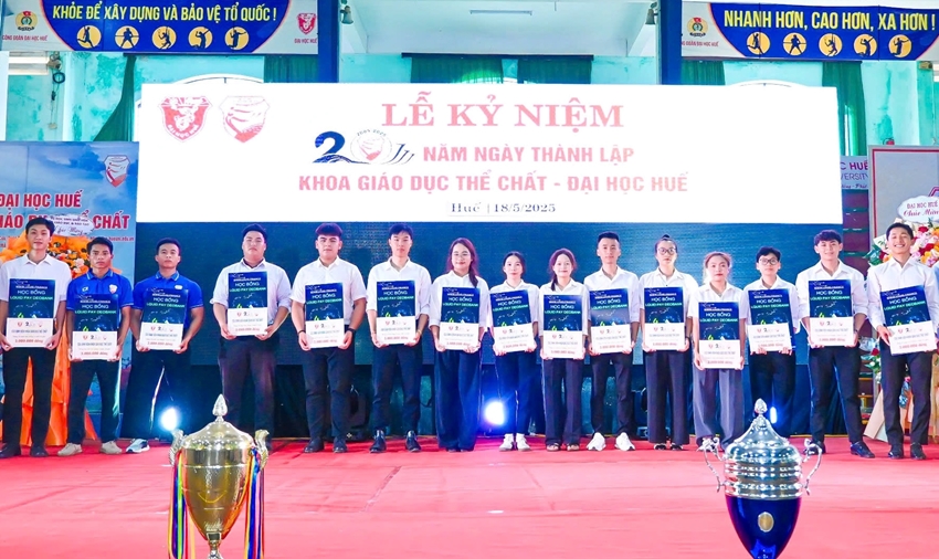  Trao học bổng cho sinh viên vượt khó học giỏi tại lễ kỷ niệm. Ảnh: Bùi Lân 