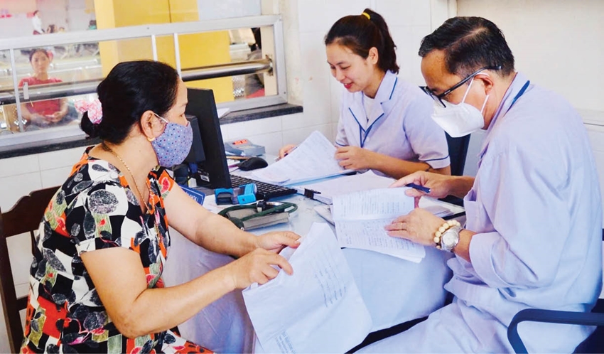 Khám bệnh tại Trung tâm Y tế huyện Phú Vang. Ảnh: Minh Trí