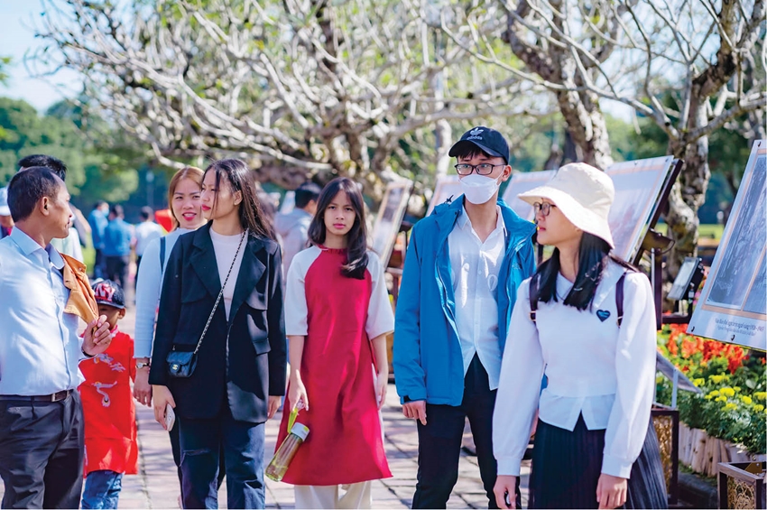Nhiều năm qua, du lịch Huế chưa thể khai thác Đại Nội về đêm, chỉ tham quan vào ban ngày 