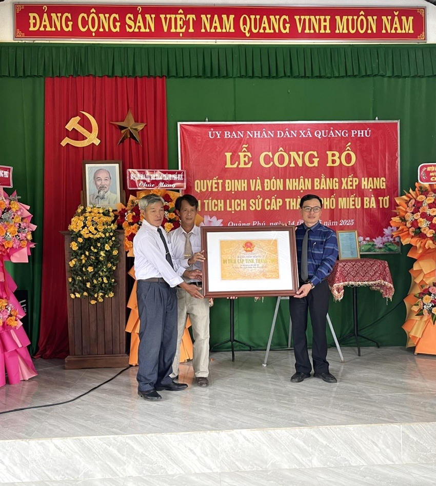 Ông Nguyễn Thiên Bình, Phó Giám đốc Sở Văn hóa và Thể thao trao Bằng xếp hạng di tích lịch sử cấp thành phố miếu Bà Tơ cho UBND xã Quảng Phú 