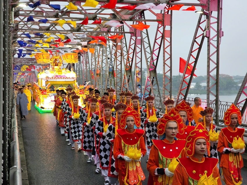The Buddha procession crosses Truong Tien Bridge