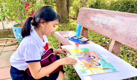 Một em học sinh bên tác phẩm của mình tại liên hoan