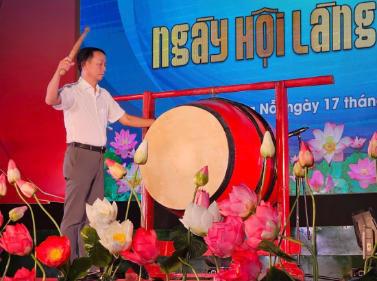 Bí thư Quận ủy Thuận Hóa Phan Thiên Định thực hiện nghi thức đánh trống khai hội 