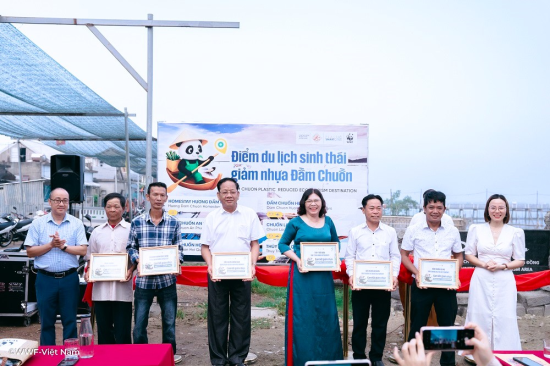 Đại diện Sở Du lịch TP. Huế và Dự án TVA trao chứng nhận cam kết giảm nhựa cho các cơ sở du lịch, dịch vụ tại Đầm Chuồn.