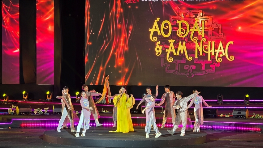 The “Ao Dai and Music” art show on the stage along the banks of the Perfume River