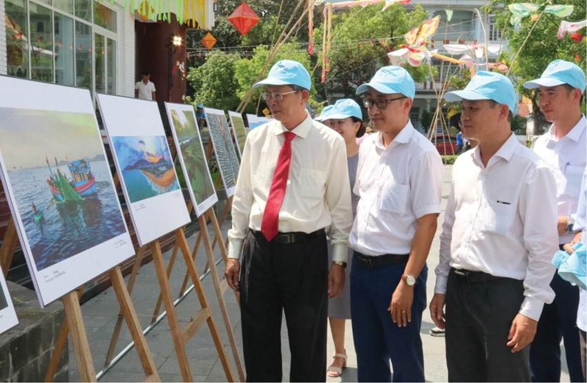 Hue and Binh Dinh tourism sectors co-host a travel photo exhibition