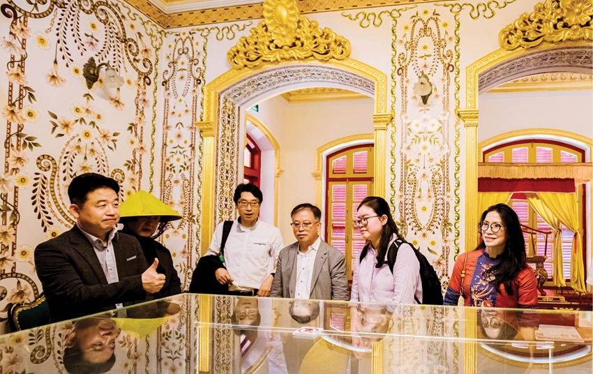  Khách đến tham quan các điểm di tích ở Huế