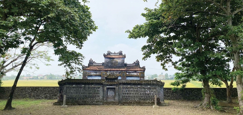  Bình phong và cổng đình Văn Xá, nhìn từ trong ra