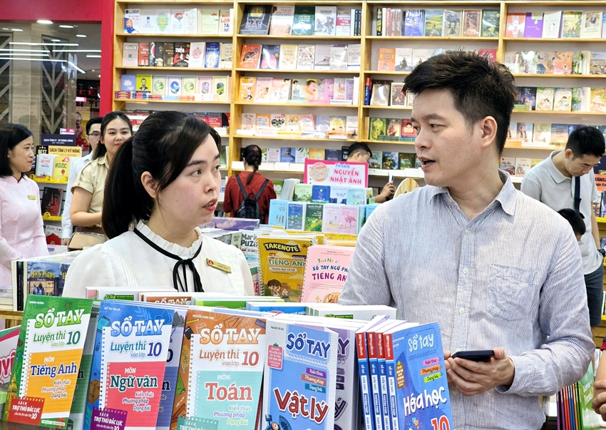  Nhà sách FAHASA Sông Hương quy tụ hơn 50.000 đầu sách và 40.000 mặt hàng văn phòng phẩm 