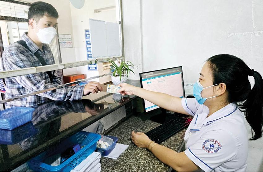   Người dân sử dụng CCCD để làm thủ tục khám, chữa bệnh tại Trung tâm Y tế huyện Phú Lộc