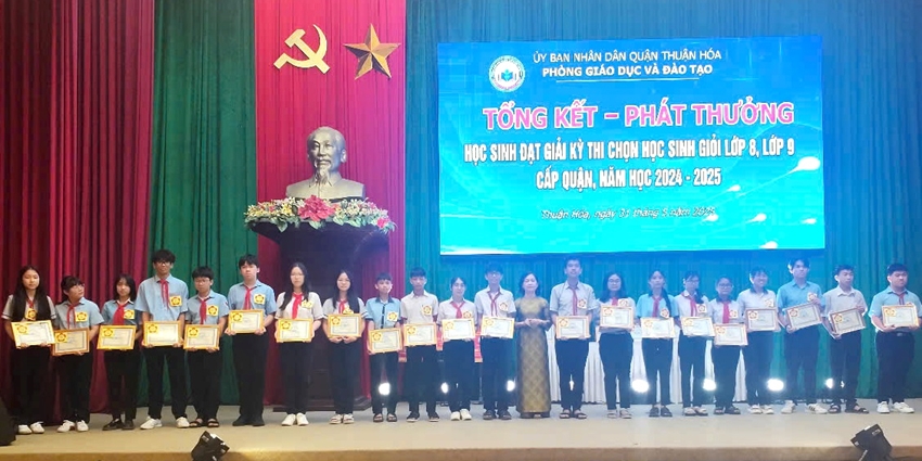 Quận Thuận Hóa khen thưởng 152 học sinh xuất sắc 