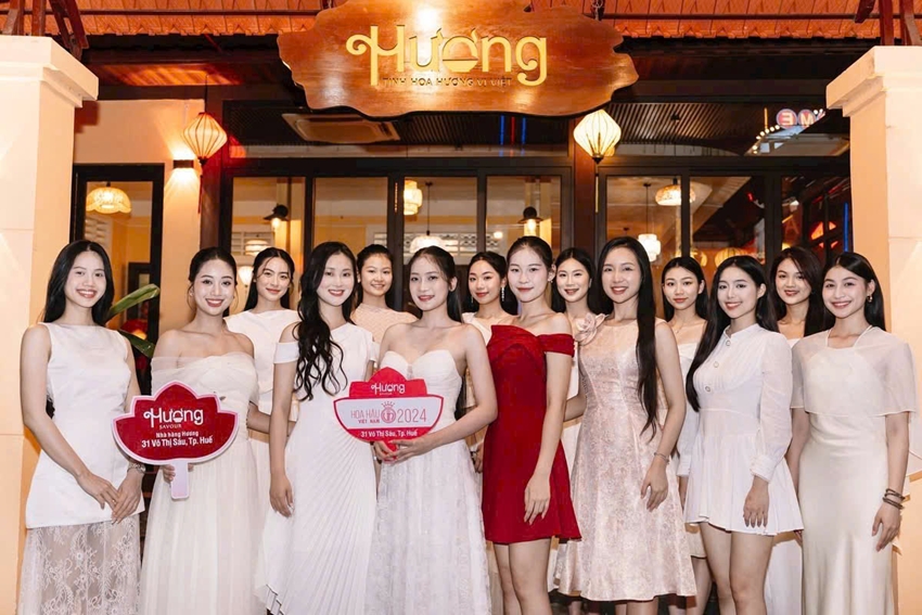 Các thí sinh vòng chung kết tham gia một hoạt động tại Huế. Ảnh: BTC 