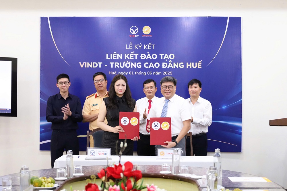 Đại diện Trường Cao đẳng Huế và VinDT ký kết hợp tác triển khai chương trình đào tạo lái xe hạng B bằng xe điện hiện đại.
