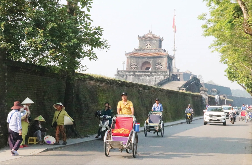 Những người bán hàng rong... "chờ khách" 