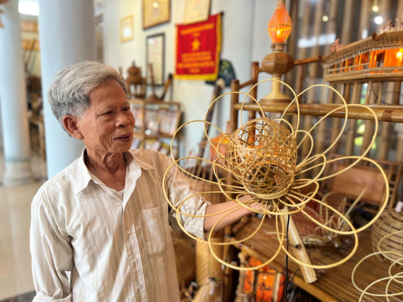 Nghệ nhân Thái Phi Hùng, người sáng tạo nhiều mẫu sản phẩm thủ công mỹ nghệ từ mây tre đan được du khách nước ngoài yêu thích.