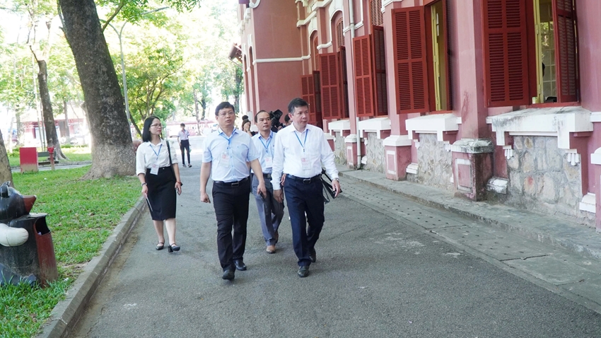 Phó Chủ tịch Thường trực UBND thành phố Nguyễn Thanh Bình kiểm tra kỳ thi