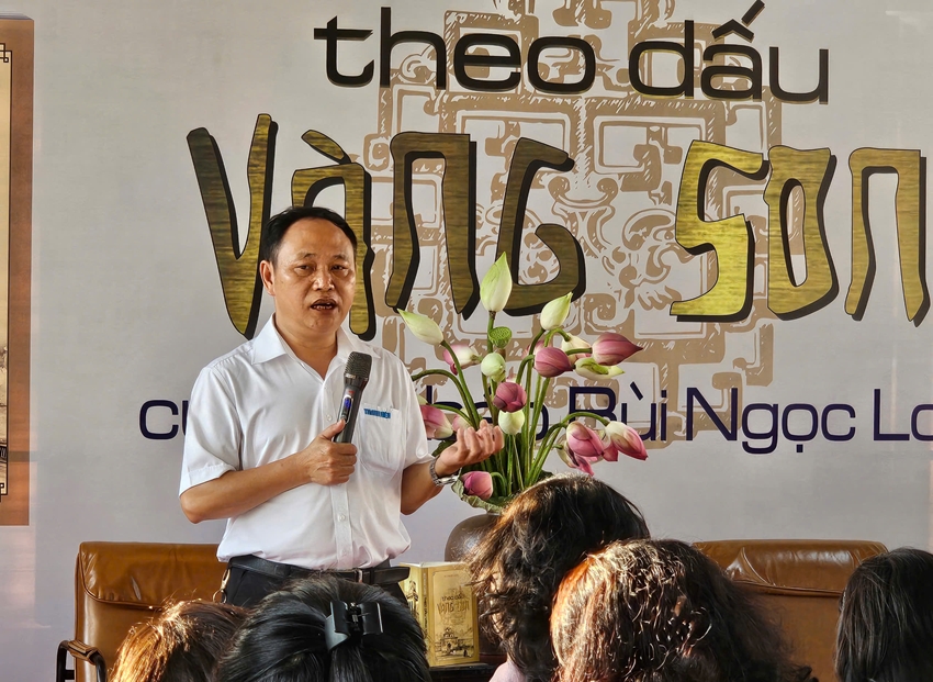  Nhà báo Bùi Ngọc Long chia sẻ về cuốn sách của mình tại buổi ra mắt