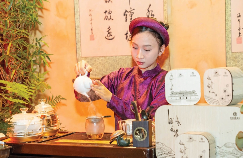   Trà nương pha trà tại buổi Ngự trà
