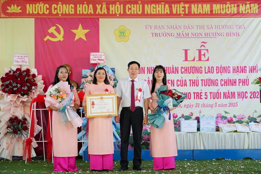 Ông Hà Văn Tuấn chia vui cùng tập thể nhà trường tại lễ đón nhận Huân chương Lao động hạng Nhì