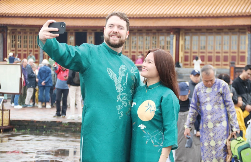   Du khách hào hứng mặc áo dài trải nghiệm văn hóa Huế